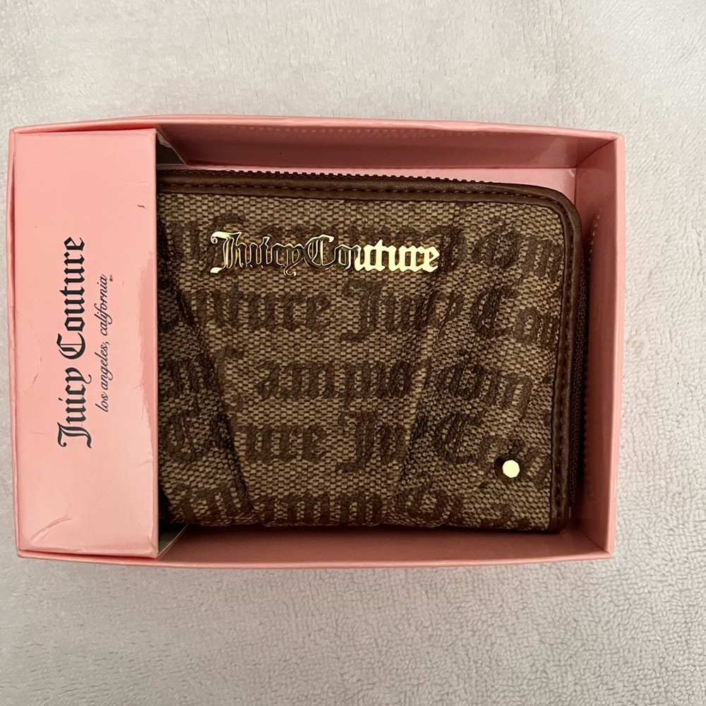 Juicy Couture Boxed Medium Open Flat Wallet.